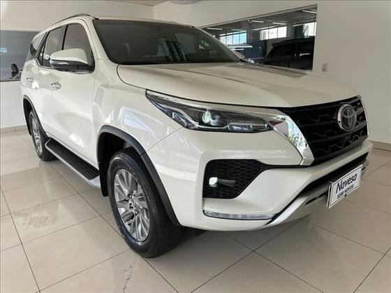 TOYOTA HILUX SW4 2.8 D-4D TURBO DIESEL SRX 4X4 AUTOMÁTICO